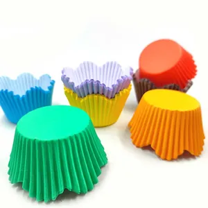 Nahaufnahme bunter, fettbeständiger Cupcake-Förmchen mit elegantem Faltenrand und Farben