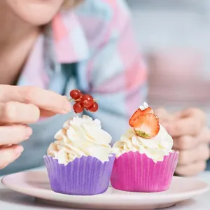 Rosa und lila fettdichte Muffinförmchen mit gewelltem Rand für kreatives Backen zu Hause