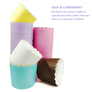 Detalle de moldes de papel coloridos para muffins con bordes festoneados en fondo blanco