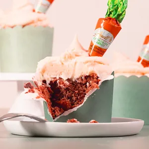 Primer plano de cápsula para cupcake verde menta con pastel red velvet y crema suave