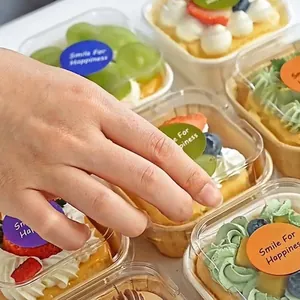 Vista macro de la caja de postre de plástico transparente con tapa alta y pegatinas