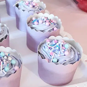 Detalle de moldes de papel para muffins color lila con borde ondulado para cupcakes