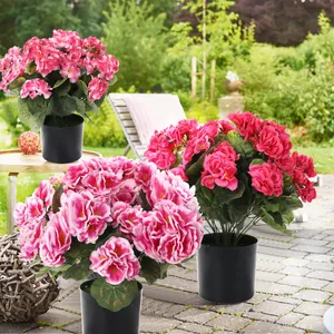 Tres macetas de geranios artificiales rosas realistas para decorar el jardín