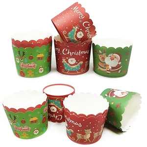 Detail van kerst cupcake vormpjes met kerstman patronen en golvende randen voor bakken