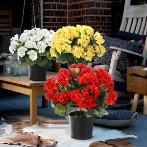 Set de patio exterior con geranios artificiales rojos, amarillos y blancos en macetas
