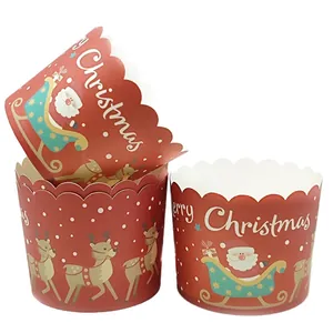 Kerst thema rode muffin vormpjes met Kerstman en rendier patroon en golvende rand