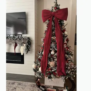 Dettaglio di un grande fiocco di velluto bordeaux usato come decoro per l'albero di Natale