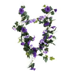 Détail d'une vigne de gloire du matin violette artificielle avec feuilles en soie verte