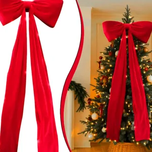 Dettaglio del grande fiocco natalizio in velluto bordeaux per decorazione dell'albero