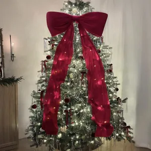 Vista dettagliata di un grande fiocco di velluto bordeaux su un albero di Natale