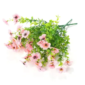 Detail von rosa künstlichen Eukalyptusblüten mit realistischen Blüten und Blättern