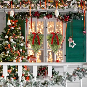 Set di due alberi di Natale artificiali a testa in giù con fiocchi rossi e campanelli d'oro