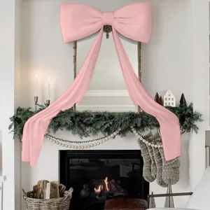 Grande fiocco in velluto rosa appeso su un camino per decorazioni natalizie eleganti