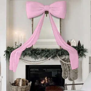 Grande fiocco di velluto rosa con nastri lunghi appesi allo specchio decorativo