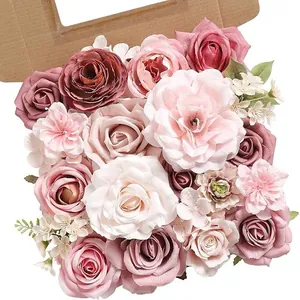 Primer plano de rosas artificiales en tonos rosa vintage y crema en caja de cartón