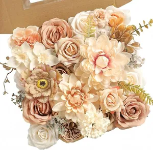 Vista de detalle de caja de flores artificiales en tonos crema para decoración de bodas