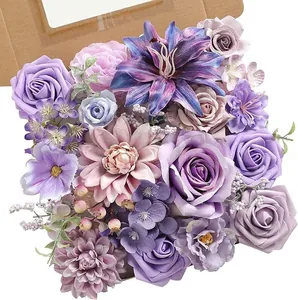 Detalle de flores artificiales moradas en caja con rosas para ramos de boda artesanales