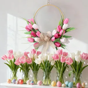 Corona de Pascua con tulipanes, cuentas de madera y frascos de vidrio decorativos