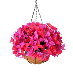 Macro-opname van kunstmatige bougainvillea bloemen in een mand van natuurlijke kokosvezel