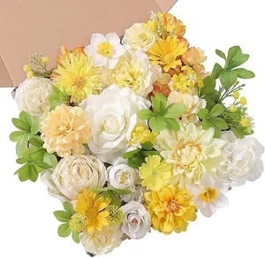 Vista macro de flores artificiales con rosas de seda amarillas y blancas para bodas DIY