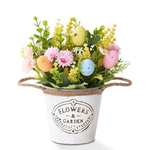 Vintage Ostern Künstliches Blumengesteck Im Weißen Metalleimer Mit Bunten Gefleckten Eiern Seidenblumen Tischdeko