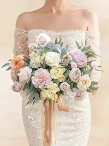 Detalle de un ramo de novia con rosas, peonías y cintas de seda para la boda