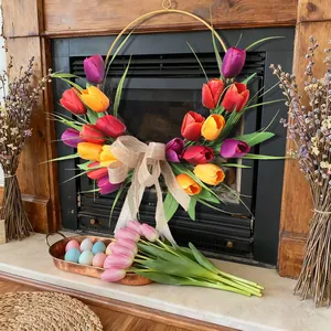 Corona de Pascua con tulipanes de colores, cuentas de madera y lazo de arpillera