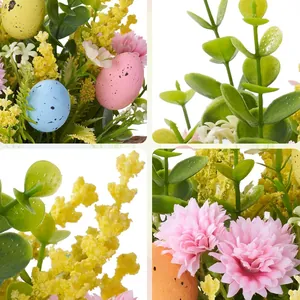 Oster-Tischdeko mit bunten Eiern, Kunstblumen und Eukalyptus im Vintage-Metalltopf für Ostern