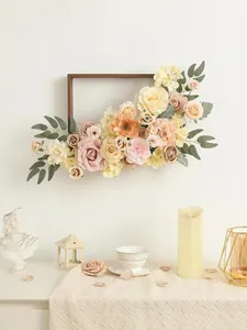 Detalle de marco de madera de pared con rosas y hortensias artificiales estilo vintage