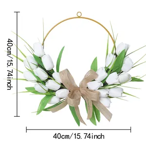 Detalle de corona de Pascua de 40cm con tulipanes blancos, hojas y lazo de arpillera