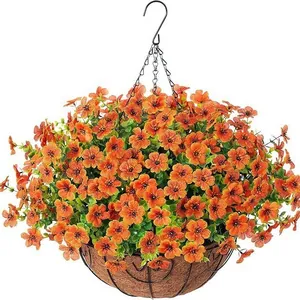 Detail van oranje zijden bloemen in hangmand met kokosvoering en ijzeren ophangketting