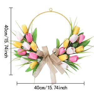 Detalle de corona de tulipanes de 40cm con cuentas de madera y un lazo de tela de arpillera