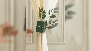 Uso creativo de espuma floral y hojas de eucalipto como detalle de abrazadera de cortina