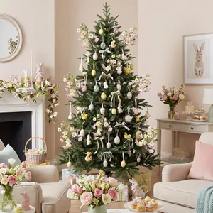 Vue détaillée d'un arbre décoratif de Pâques avec des œufs colorés et ornements floraux