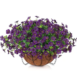 Hangmand voor buiten met paarse kunstbloemen, kokosvoering en metalen kettingen