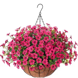 Detail van een hangende kokosmand met levendige fuchsia bloemen en groene bladeren