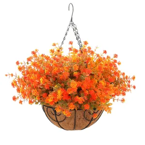 Detail van hangmand met kunstmatige oranje bloemen, kokosvoering en metalen kettingen