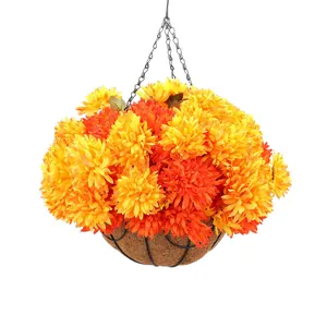 Detail van hangmand met gele en oranje madeliefjes en kokosvezel voering