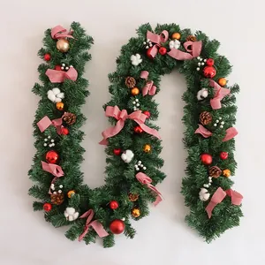 Kerstslinger Met Strikken Dennenappels Bessen Ballen Hangende Decoratie Voor Feestdagen Open Haard Trap Traditie Stijl