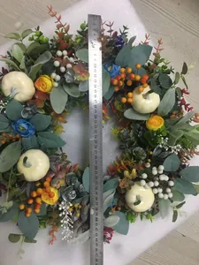 Detail van herfstkrans meting van 45 cm met pompoenen en kleurrijke esdoornbladeren