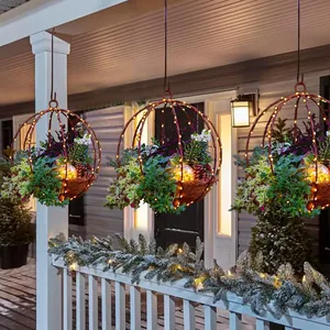 Cesto Appeso Natalizio Con Luci LED Piante Artificiali Pigne Bacche Rosse Telaio in Ferro Fodera in Cocco Decorazione Natalizia Rustica Per Esterni Portico Giardino