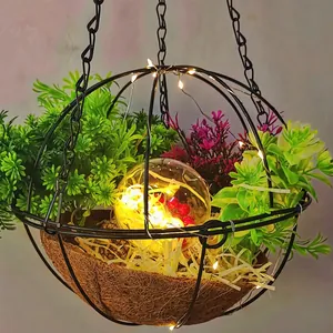 Cesto appeso con fibra di cocco, succulente, bacche e luce calda a LED in vetro