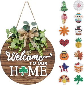 Détail de plaque de bienvenue en bois avec 14 icônes saisonnières interchangeables