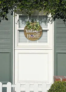 Détail de la plaque de porte ronde en bois avec verdure et nœud pour décor maison