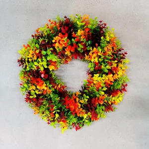 Corona de Pascua con flores artificiales de colores y eucalipto para decoración de puerta