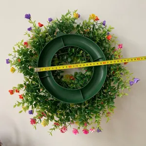 Detalle de la base de plástico verde de 32 cm para la corona de flores de Pascua