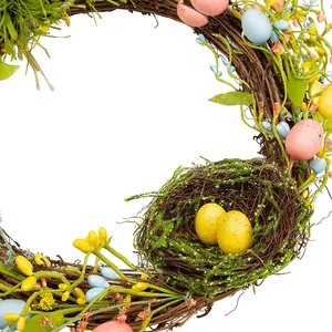 Osterhasen Kranz mit bunten Eiern, Vogelnest und künstlichem Grün für die Tür