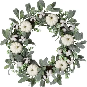 Couronne d'automne avec citrouilles blanches, coton et feuilles d'eucalyptus pour déco