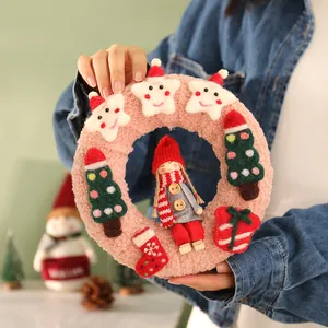 Corona de Navidad de felpa rosa con muñeca adorable y adornos de estrellas y árboles