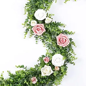 Detail van kunstmatige eucalyptus slinger met roze en witte zijden rozen voor de bruiloft